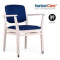 Chaise à accoudoirs empilable INES EMP RD001 CB en hêtre avec rembourrage résistant et roulettes sur deux pieds de chaise
