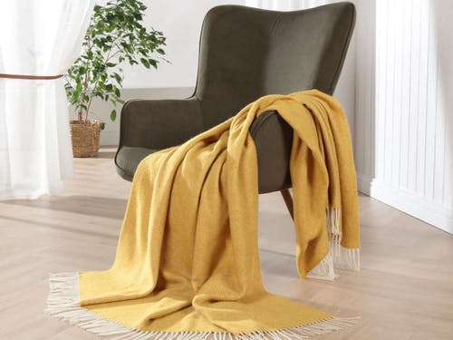 Plaid CAPRI en laine mérinos vierge 150x200cm composé de 80 % de laine vierge et de 20 % de nylon avec des franges à la mode sur les côtés étroits.