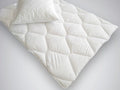 Couverture synthétique SENSO - couverture de qualité supérieure avec un piquage en losanges, particulièrement adaptée aux personnes allergiques.