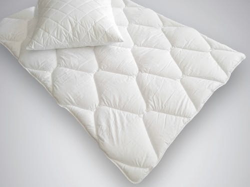 Couverture synthétique SENSO - couverture de qualité supérieure avec un piquage en losanges, particulièrement adaptée aux personnes allergiques.