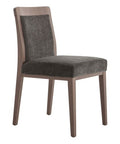 Chaise DUBAI fabriquée en bois de hêtre de haute qualité avec un large choix de tissus d'ameublement et de teintures.
