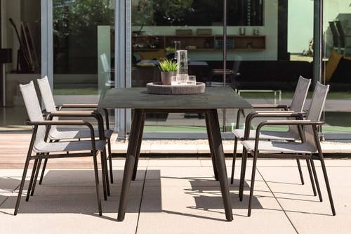 CHAIR STERN® VENTO empilable avec accoudoirs - contour particulièrement mince grâce à son tube rond étroit